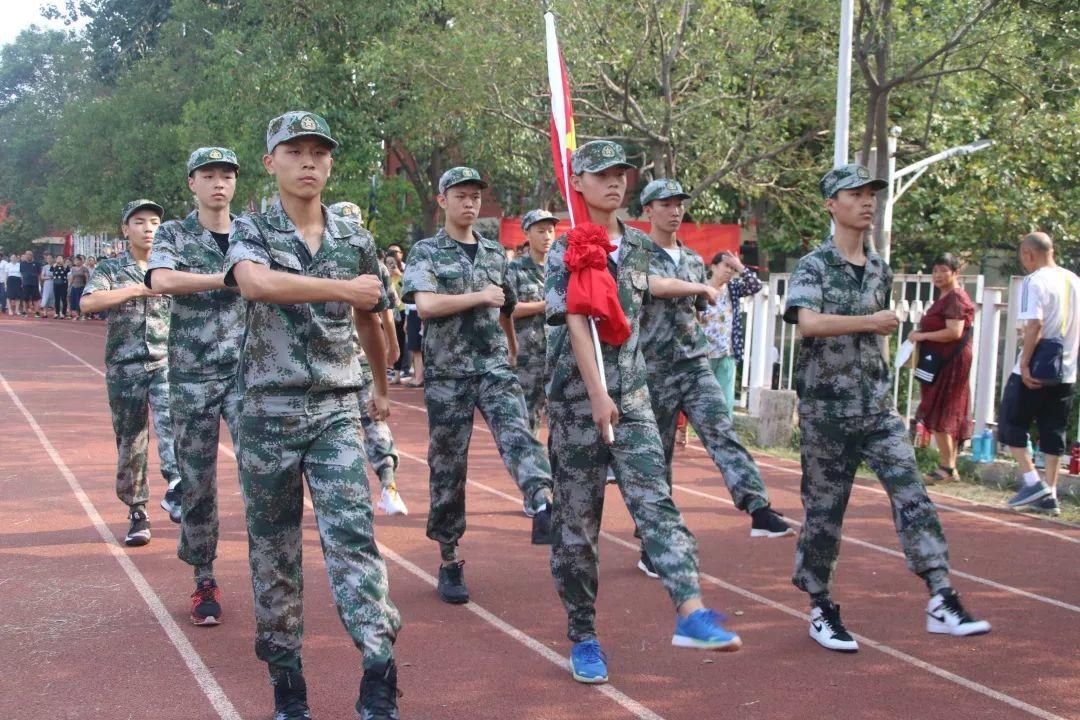 z6com尊龙凯时都会森林学校隆重举行2019级新生自觉学习及军事训练闭营仪式