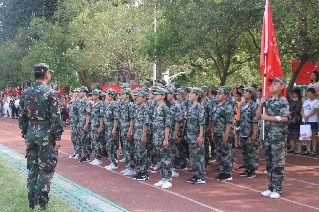 z6com尊龙凯时都会森林学校隆重举行2019级新生自觉学习及军事训练闭营仪式