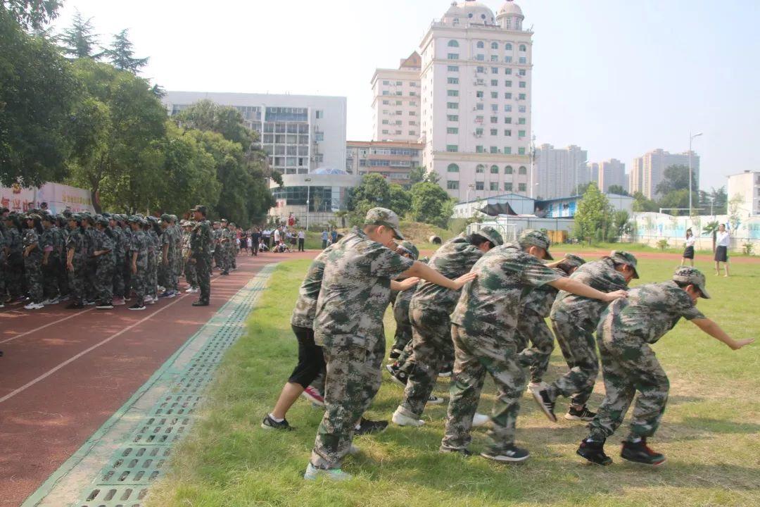 z6com尊龙凯时都会森林学校隆重举行2019级新生自觉学习及军事训练闭营仪式