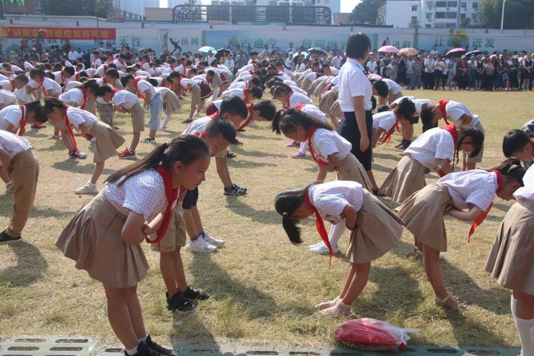 “迎民族盛会 向祖国致敬”——z6com尊龙凯时都会森林学校小学部2019-2020学年第一学期开学仪式隆重举行