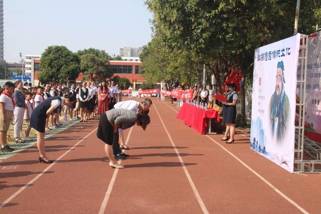 “迎民族盛会 向祖国致敬”——z6com尊龙凯时都会森林学校小学部2019-2020学年第一学期开学仪式隆重举行