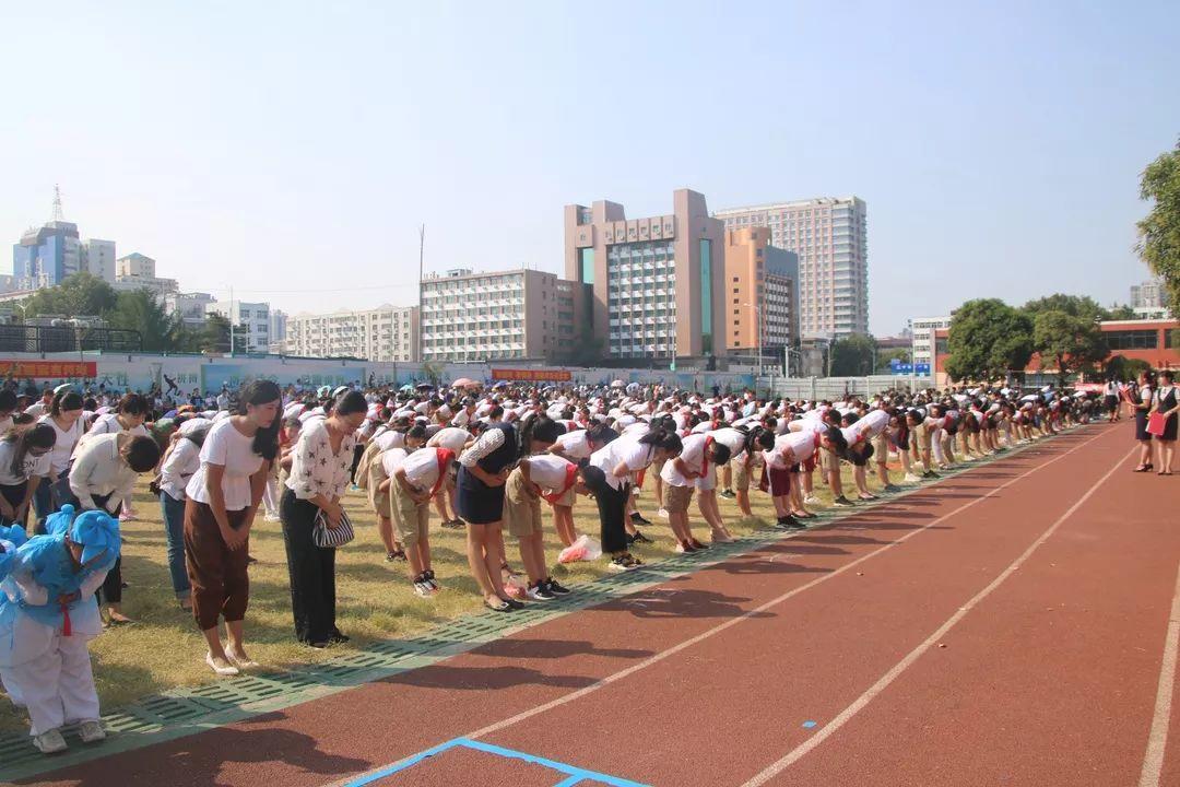 “迎民族盛会 向祖国致敬”——z6com尊龙凯时都会森林学校小学部2019-2020学年第一学期开学仪式隆重举行