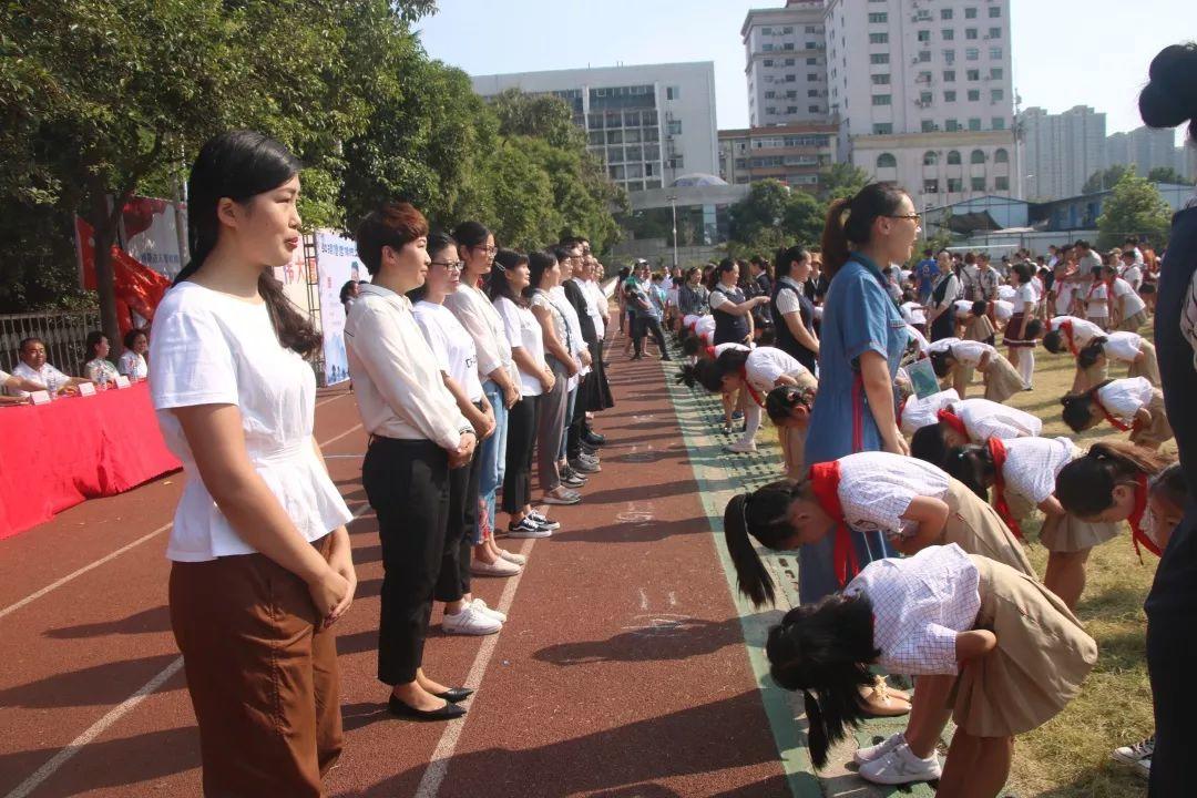 “迎民族盛会 向祖国致敬”——z6com尊龙凯时都会森林学校小学部2019-2020学年第一学期开学仪式隆重举行