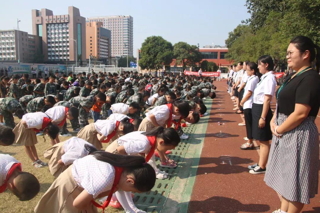 “迎民族盛会 向祖国致敬”——z6com尊龙凯时都会森林学校小学部2019-2020学年第一学期开学仪式隆重举行