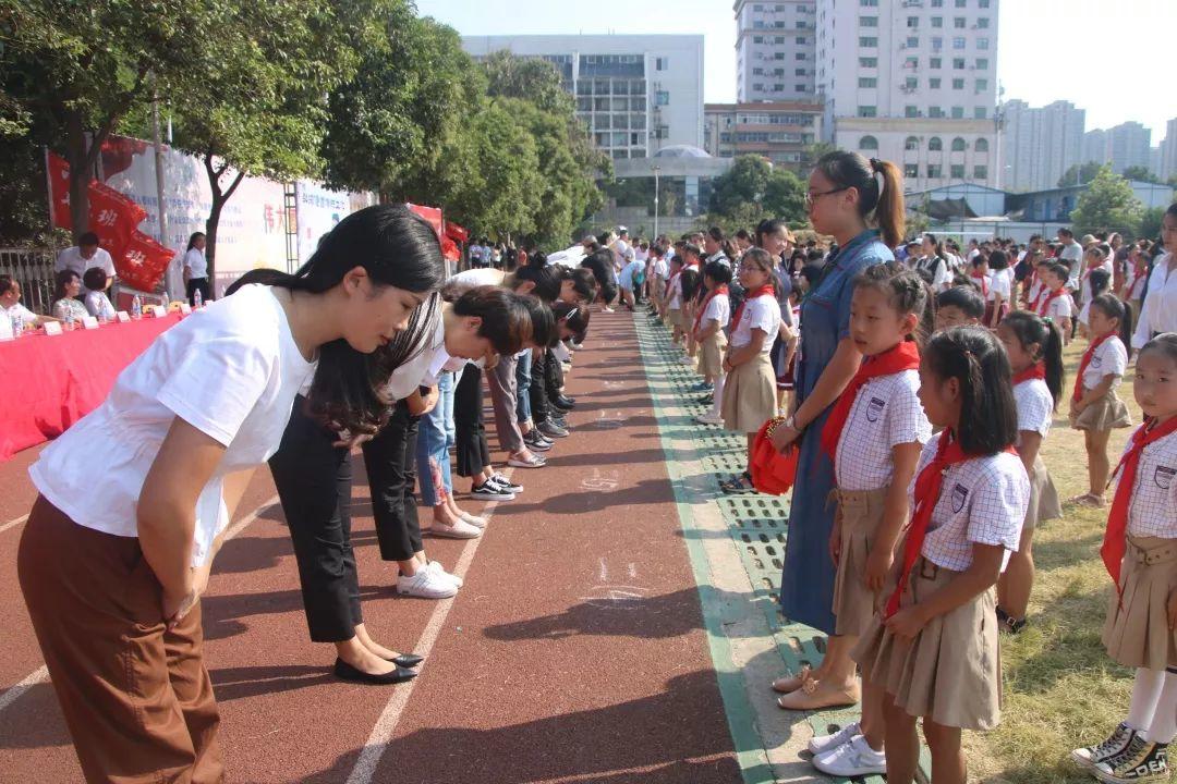 “迎民族盛会 向祖国致敬”——z6com尊龙凯时都会森林学校小学部2019-2020学年第一学期开学仪式隆重举行